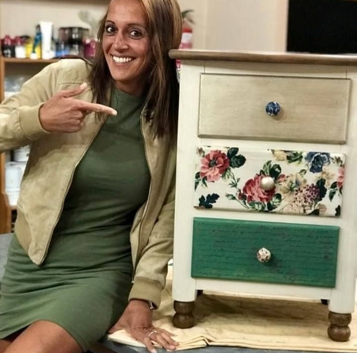 Fotografía de María Isabel Cruz Coleto junto a un mueble restaurado